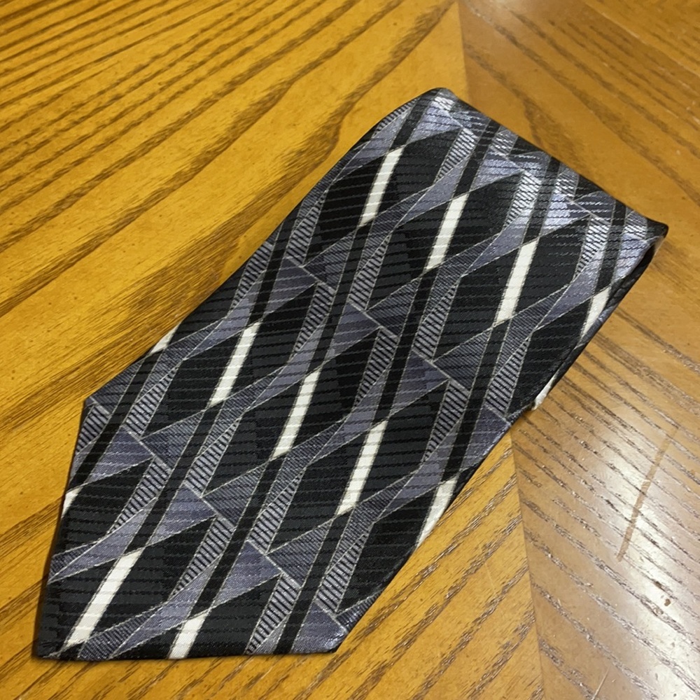 String Beans Geometric Tie